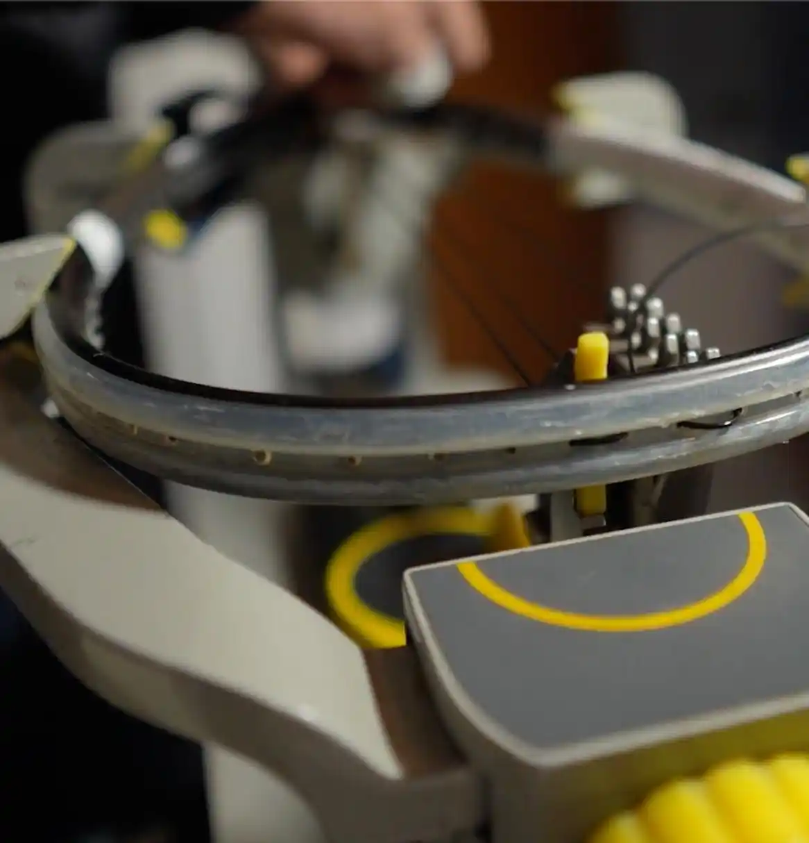 Stringing racquet